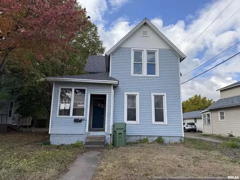 2104 Pershing Blvd, Clinton, IA 52732