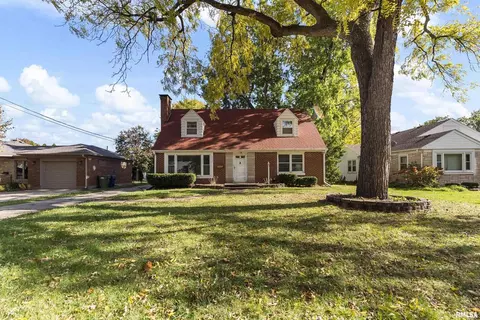 1115 N 4th St, Clinton, IA 52732