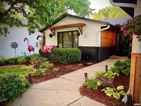 3370 Halcyon Dr, Bettendorf, IA 52722