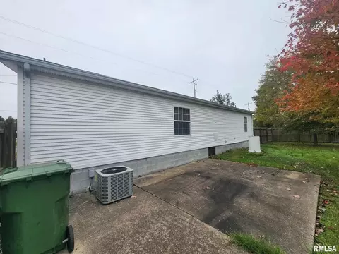 114 E Main St, Ewing, IL 62836 photo 3