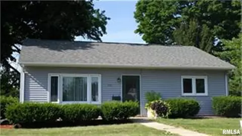 624 4th St, Dewitt, IA 52742