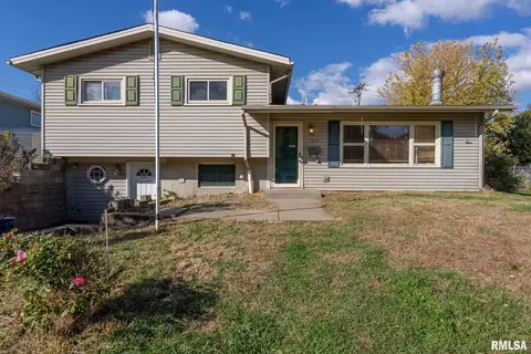 1212 Meadow Lane Dr, Bettendorf, IA 52722
