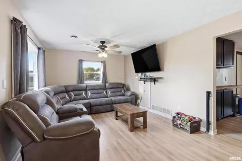 1218 N 14th St, Silvis, IL 61282 photo 5
