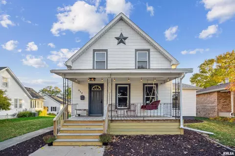 317 8th St, Dewitt, IA 52742