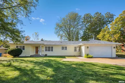 4132 Rodeo Rd, Davenport, IA 52806