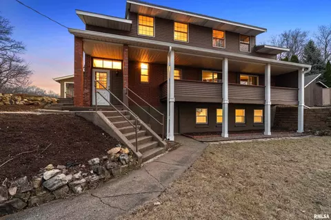 7216 Valley Dr, Bettendorf, IA 52722