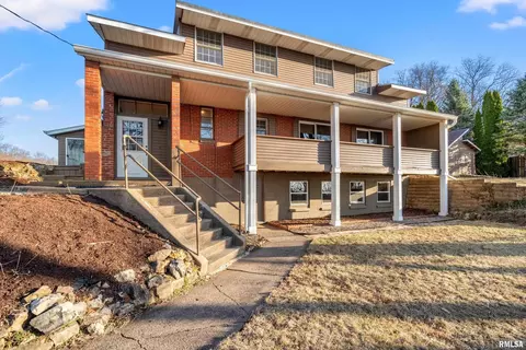 7216 Valley Dr, Bettendorf, IA 52722