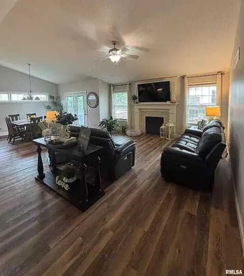 925 S 3rd St, Eldridge, IA 52748 photo 3