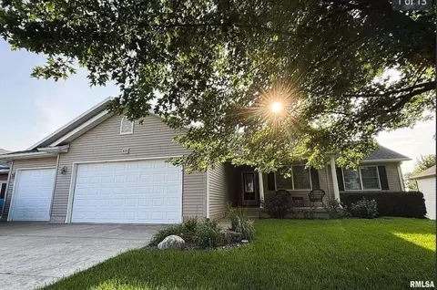 925 S 3rd St, Eldridge, IA 52748