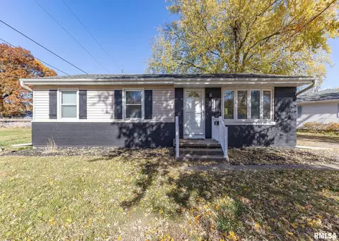1430 4th St, Camanche, IA 52730