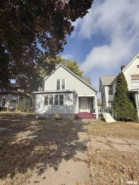 552 11th Ave S, Clinton, IA 52732