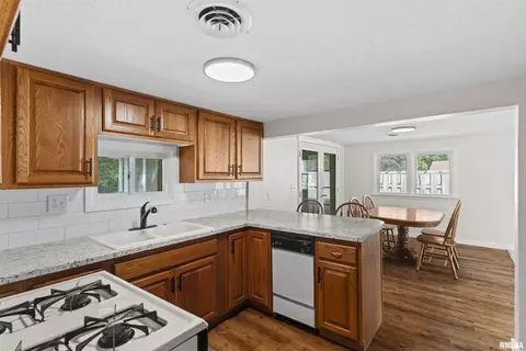 Kitchen - 1501 43rd St, Moline, IL 61265 photo 2 of 3