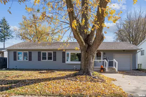1025 N 13th St, Clinton, IA 52732