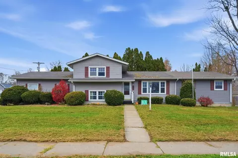 516 4th St, Buffalo, IA 52728