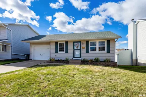 6050 Hillandale Rd, Davenport, IA 52806