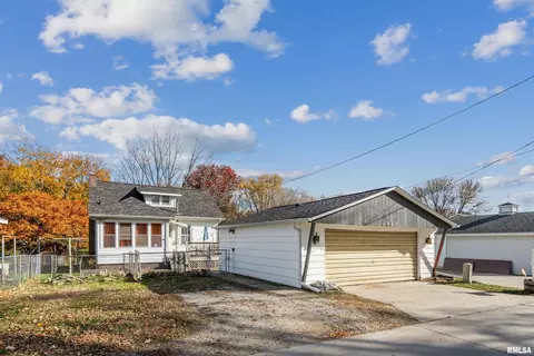 822 28th St, Bettendorf, IA 52722
