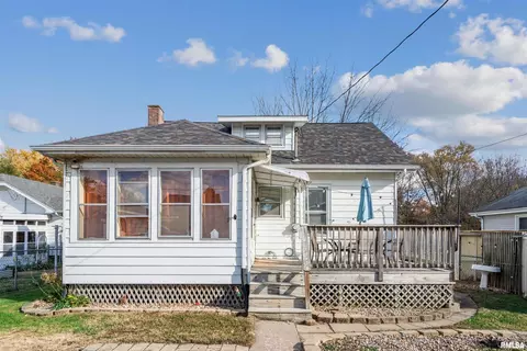 822 28th St, Bettendorf, IA 52722