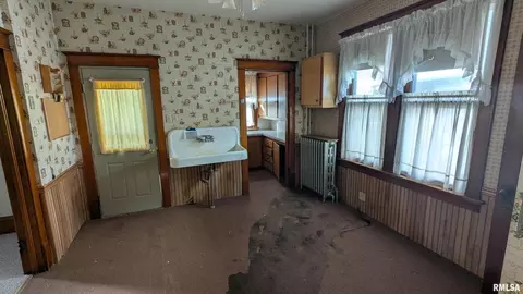 Entry Way - 2013 16th St, Moline, IL 61265 photo 1 of 2