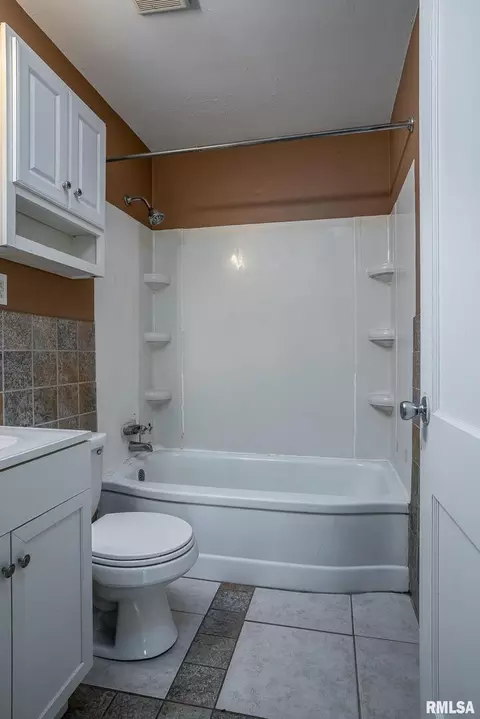 Bath - 1310 39th St, Moline, IL 61265 photo 1 of 2