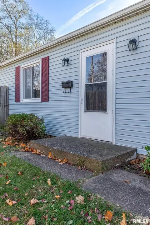 Exterior - 1310 39th St, Moline, IL 61265 photo 2 of 4