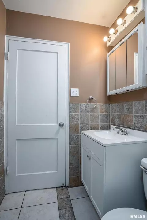Bath - 1310 39th St, Moline, IL 61265 photo 2 of 2