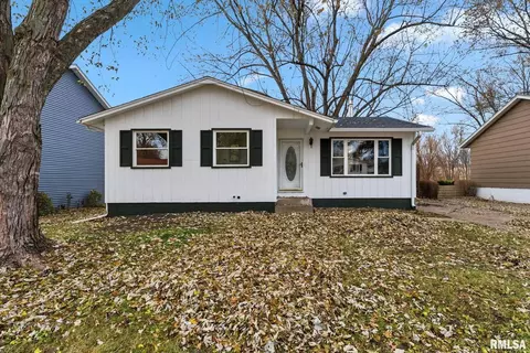 5812 Hillandale Rd, Davenport, IA 52806