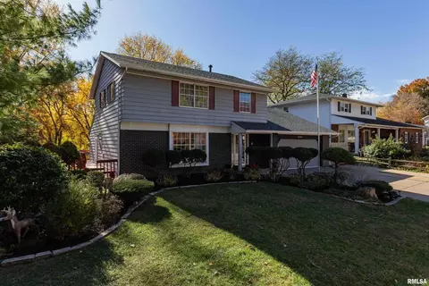 2805 Carriage Hill Dr, Davenport, IA 52807