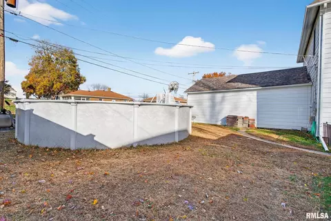 Exterior - 919 9th Ave, Fulton, IL 61252 photo 9 of 13