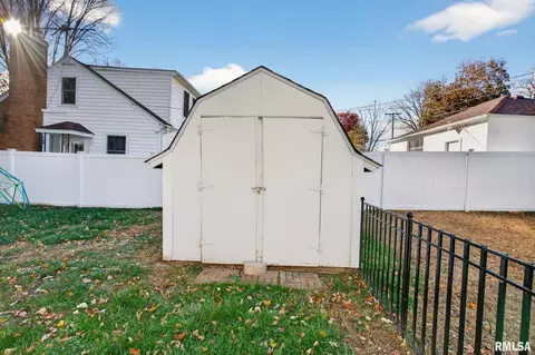 Exterior - 919 9th Ave, Fulton, IL 61252 photo 11 of 13