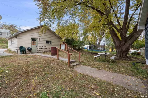 Exterior - 158 5th St, Silvis, IL 61282 photo 3 of 4