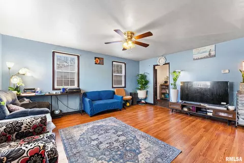 1025 38th St, Moline, IL 61265 photo 4