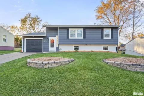 4036 Hillandale Rd, Davenport, IA 52806