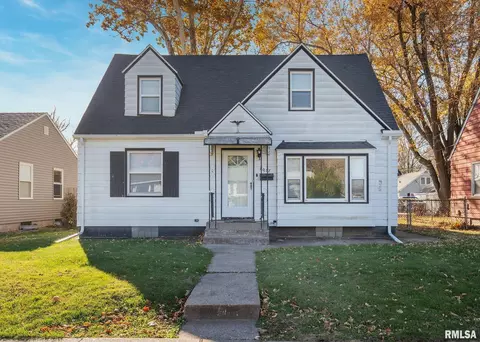 3017 Bellevue Ave, Bettendorf, IA 52722