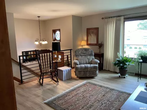 809 W Spring St, Eldridge, IA 52748 photo 3