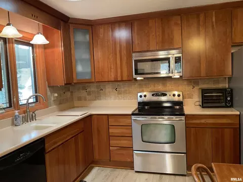 809 W Spring St, Eldridge, IA 52748 photo 14