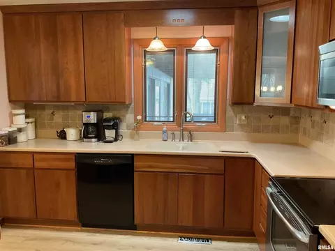 809 W Spring St, Eldridge, IA 52748 photo 12