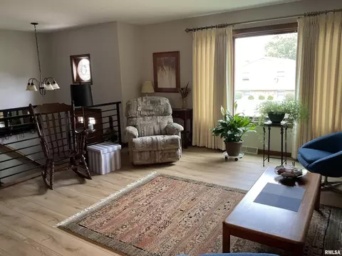 809 W Spring St, Eldridge, IA 52748 photo 7