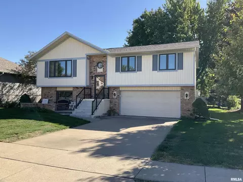 809 W Spring St, Eldridge, IA 52748 photo 2