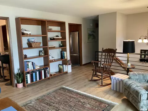 809 W Spring St, Eldridge, IA 52748 photo 5