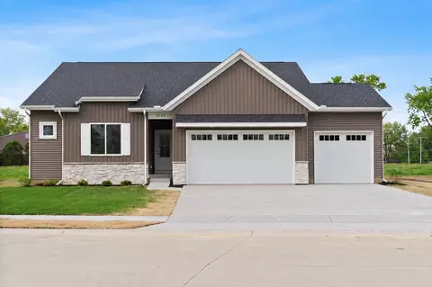 4743 Willow Cir, Davenport, IA 52806