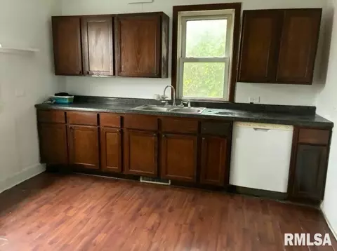 Entry Way - 732 S Main St, Kewanee, IL 61443 photo 1 of 2