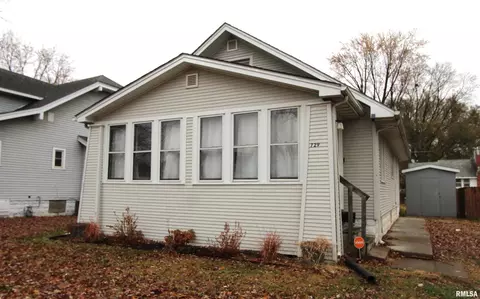 729 S 8th St, Clinton, IA 52732