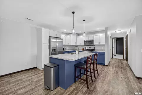 300 E Franklin St #203, Eldridge, IA 52748 photo 4