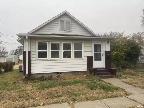 88 20th Ave N, Clinton, IA 52732