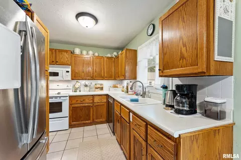 612 12th St, Silvis, IL 61282 photo 8