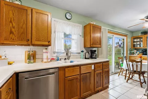 612 12th St, Silvis, IL 61282 photo 10