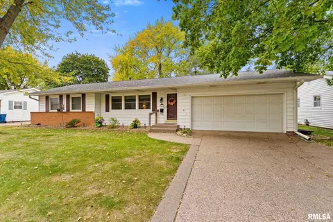 612 12th St, Silvis, IL 61282