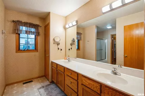 1205 28th Ave, Silvis, IL 61282 photo 11