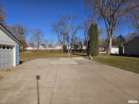 313 E 3rd St, Wilton, IA 52778 photo 2