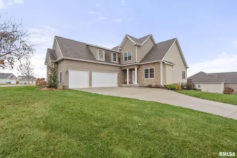 27 Blackstone Cir, Leclaire, IA 52753